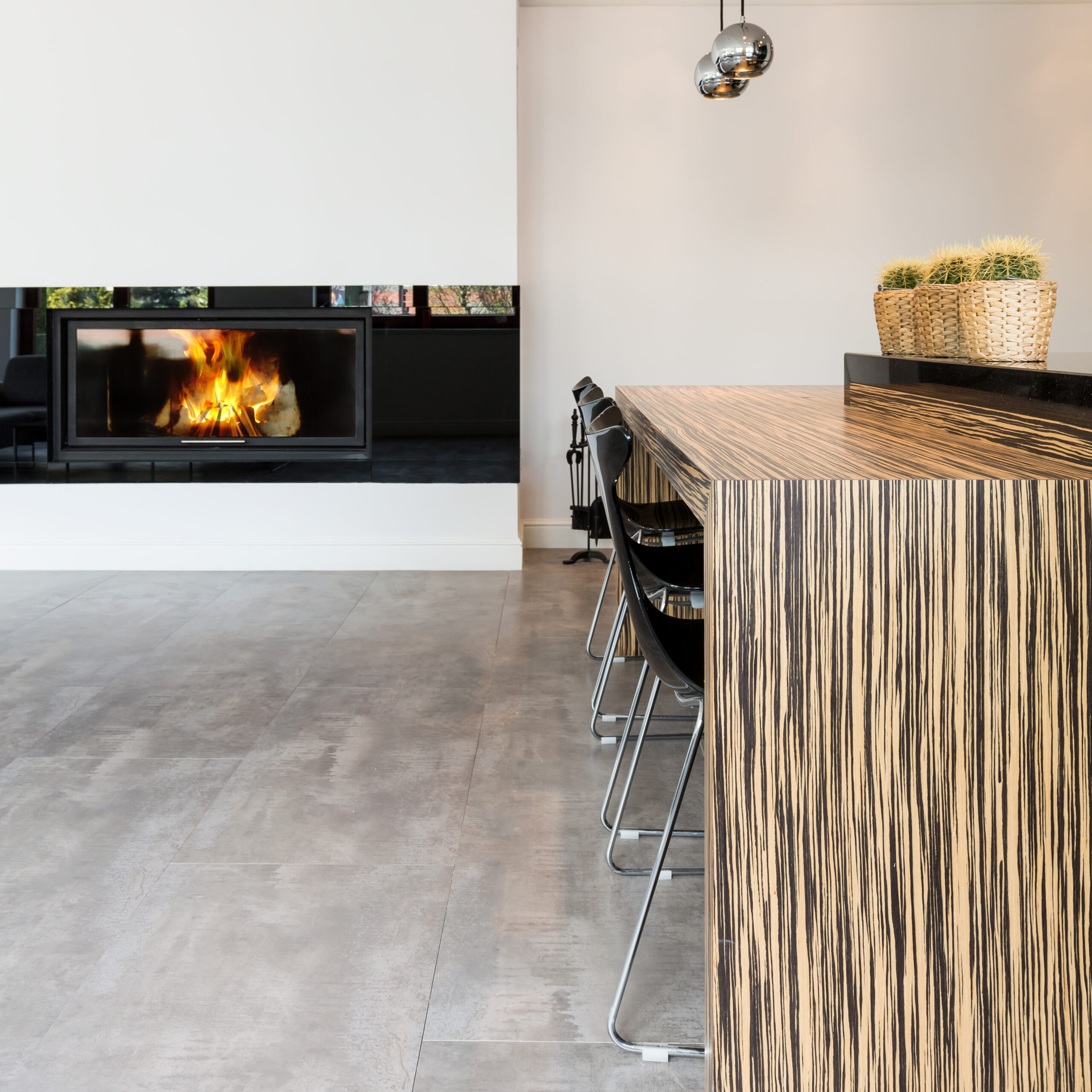 Modern living room in minimalist style, with fireplace and an eating bar with bar chairs